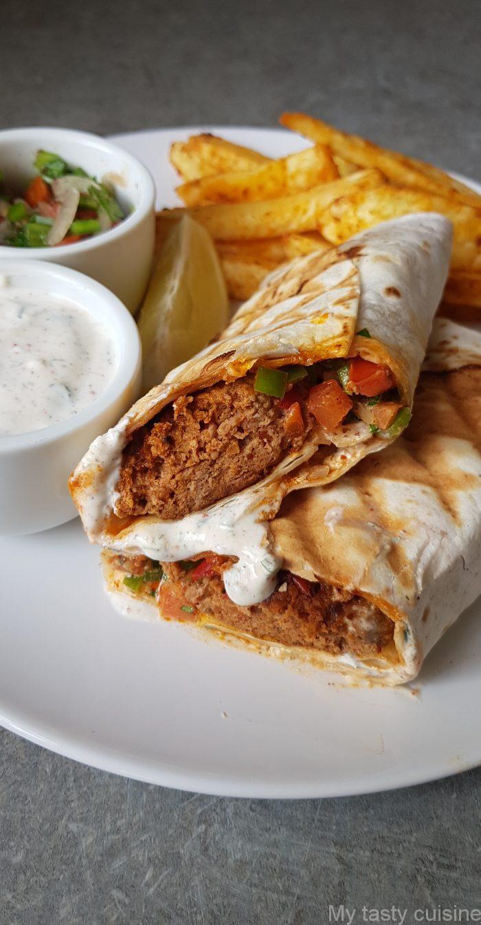 Sandwich turc, viande hachée et légumes